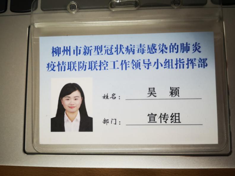 图片包含 女人, 照片, 标志, 白色描述已自动生成