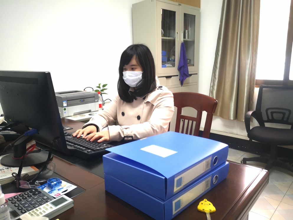 图片包含 室内, 桌子, 窗户, 电脑描述已自动生成